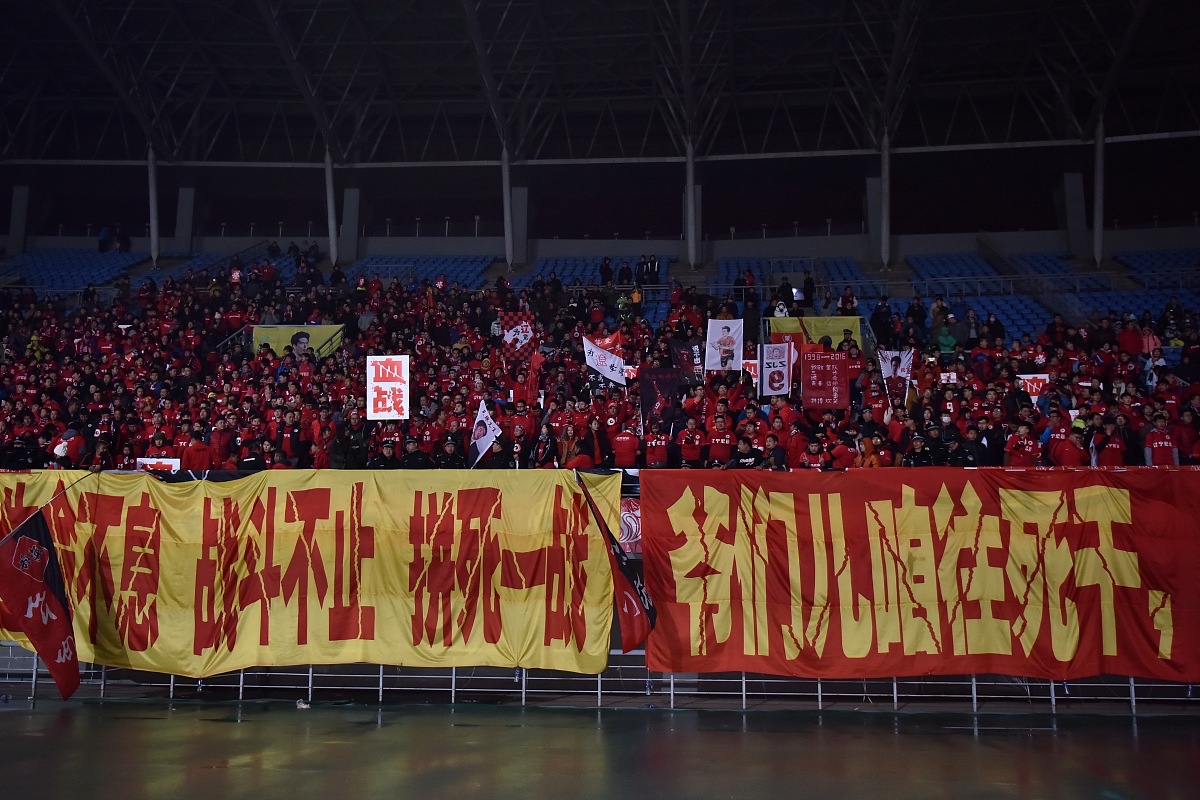 关于强队遭遇强敌，搏杀场上，尽显拼搏精神！的信息